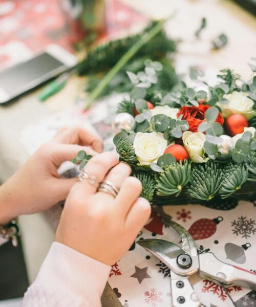 Guida alle decorazioni stagionali con fiori natalizi